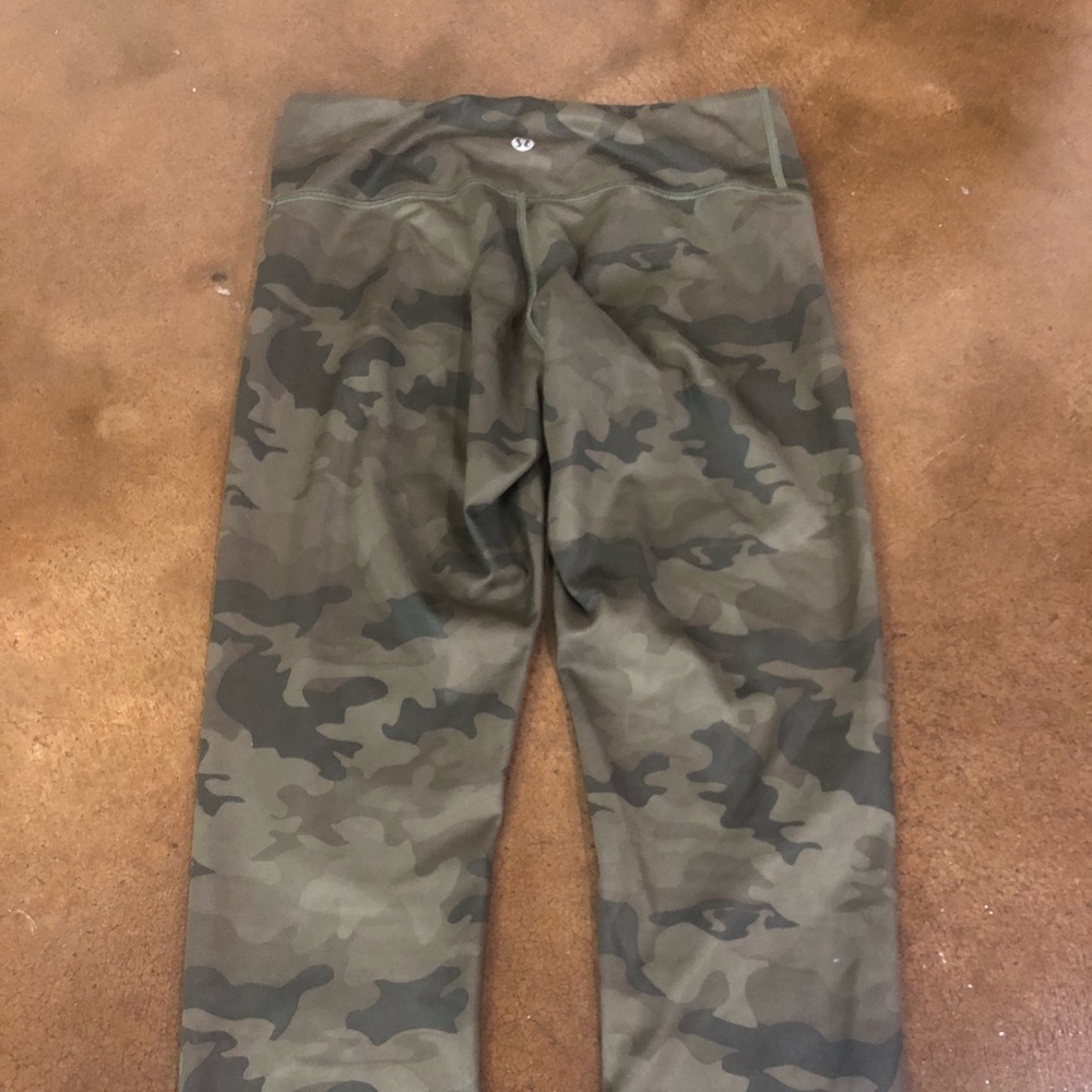 Lululemon camo wunder under crop
